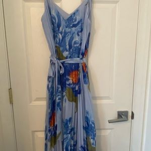 Size 10 dress, perfect for an outdoor wedding.